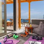 Ξενοδοχείο με διαμερίσματα Soho Seafront 4*