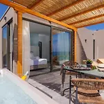 Ξενοδοχείο με διαμερίσματα Soho Seafront 4*